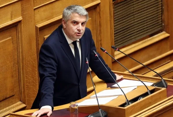 Παραίτηση Κωνσταντινόπουλου από τη Βουλή μετά τη διαγραφή του από το ΠΑΣΟΚ