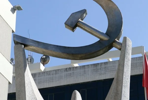 ΚΚΕ: Η εμπλοκή μας στον πόλεμο βαφτίζεται από τον πρωθυπουργό «εθνικό συμφέρον»