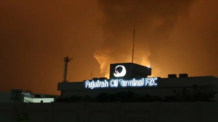 Καίγονται οι πετρελαϊκές εγκαταστάσεις στο λιμάνι Φουτζάιρα στα Ηνωμένα Αραβικά Εμιράτα – Αναταράξεις στις αγορές