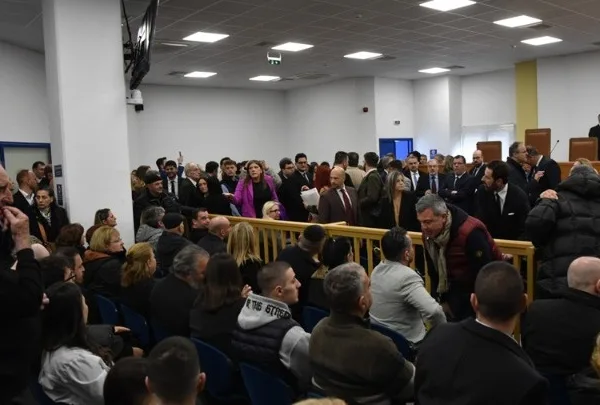 Ένταση και αντιδράσεις στη δίκη για τα Τέμπη: Καταγγελίες για ασφυκτικές συνθήκες στη Λάρισα