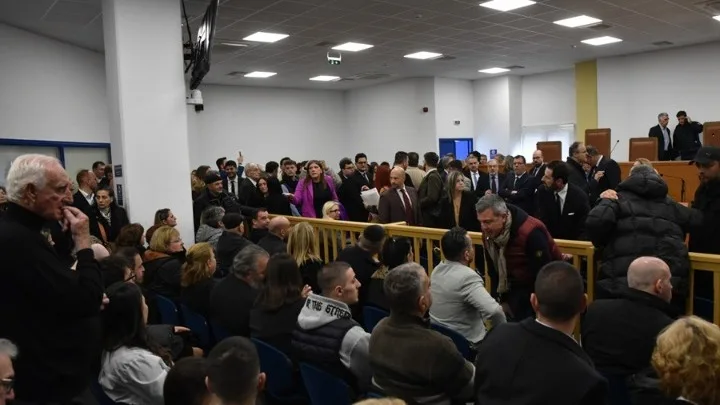 Ένταση και αντιδράσεις στη δίκη για τα Τέμπη: Καταγγελίες για ασφυκτικές συνθήκες&hellip;
