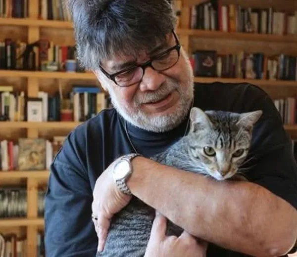 Λουίς Σεπούλβεδα: Ο συγγραφέας της εξορίας, της αντίστασης και της τρυφερότητας
