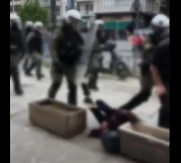 Αστυνομική βία έξω από το Εφετείο: από τύχη αποφεύχθηκε νέα τραγωδία