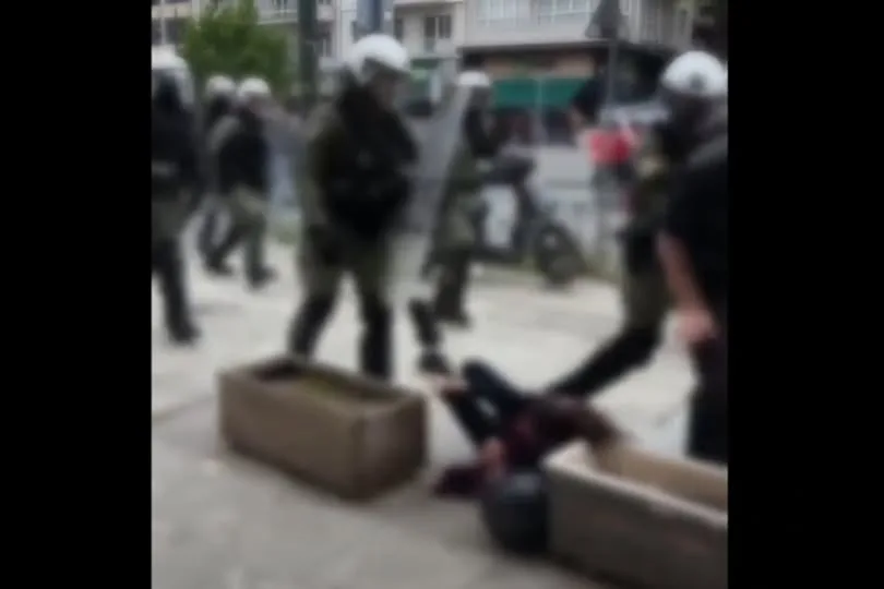 Αστυνομική βία έξω από το Εφετείο: από τύχη αποφεύχθηκε νέα τραγωδία