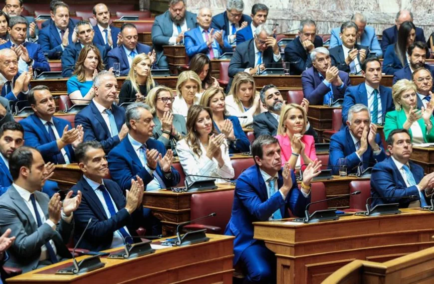 Γαλάζιο “αντάρτικο” από 25 βουλευτές- Η επιστολή Οικονόμου και άλλων τεσσάρων στα “Νέα”, το άρθρο Μηταράκη και οι συνάξεις στο “Lolita’s”