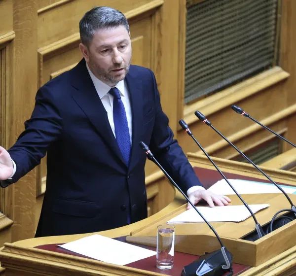 Ανδρουλάκης: «Παραιτηθείτε!»