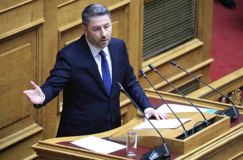Ανδρουλάκης: «Παραιτηθείτε!»