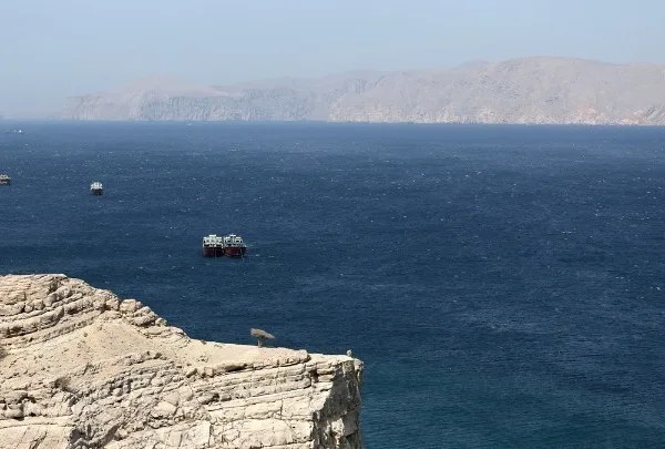 Ορμούζ: O αποκλεισμός και το παζάρι για την επόμενη μέρα συνεχίζονται