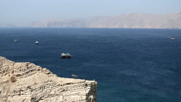Ορμούζ: O αποκλεισμός και το παζάρι για την επόμενη μέρα συνεχίζονται