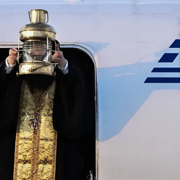 Στα Ιεροσόλυμα η ελληνική αποστολή για το Άγιο Φως – Αναμένεται στην&hellip;
