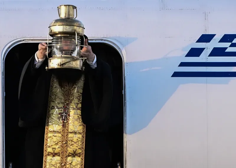 Στα Ιεροσόλυμα η ελληνική αποστολή για το Άγιο Φως – Αναμένεται στην&hellip;