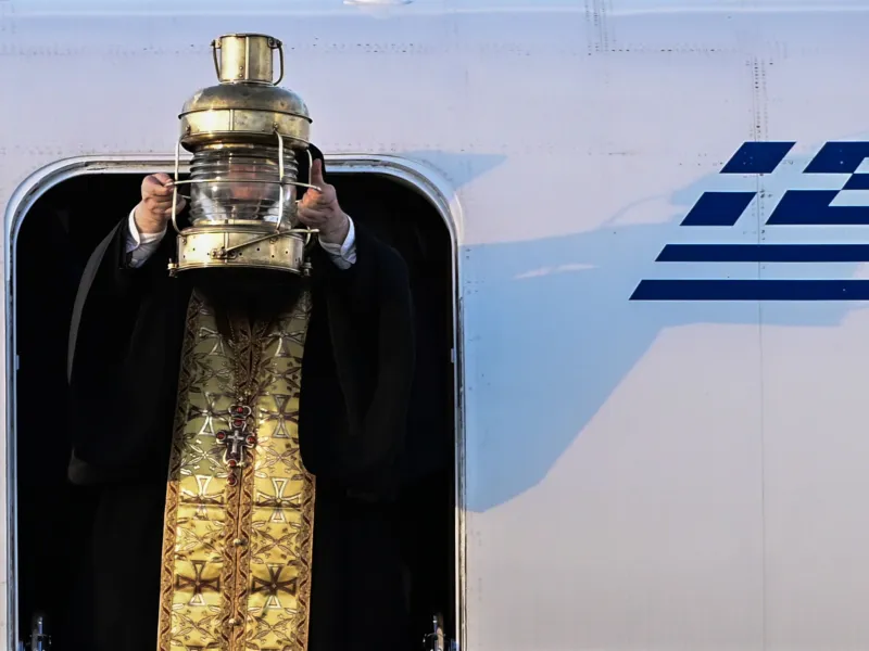 Στα Ιεροσόλυμα η ελληνική αποστολή για το Άγιο Φως – Αναμένεται στην Αθήνα το απόγευμα