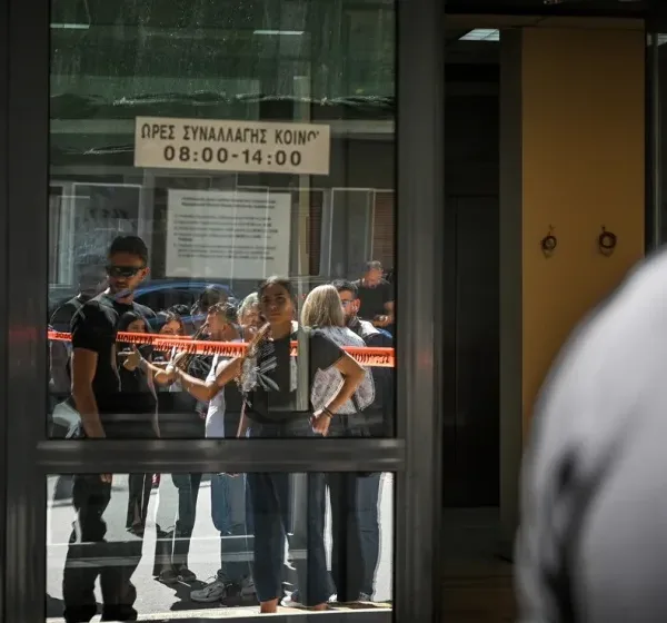 Θρίλερ: 89χρονος σκόρπισε τον τρόμο σε δύο διαδοχικές ένοπλες επιθέσεις σε ΕΦΚΑ&hellip;