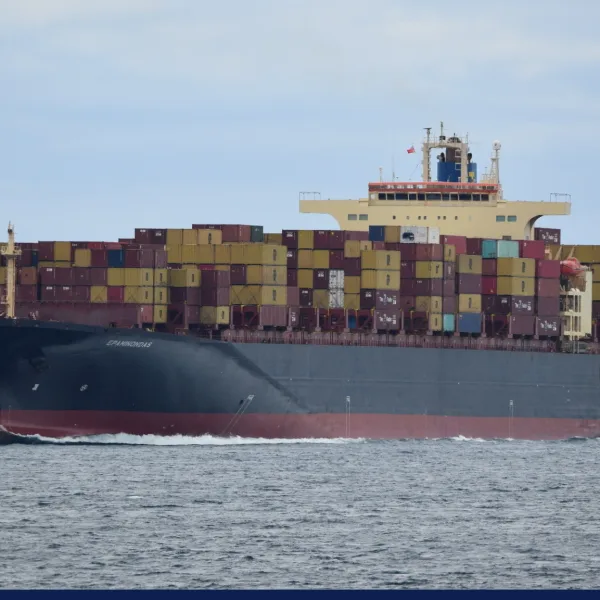 Ιρανικά πυρά κατά ελληνόκτητου containership στον Περσικό Κόλπο