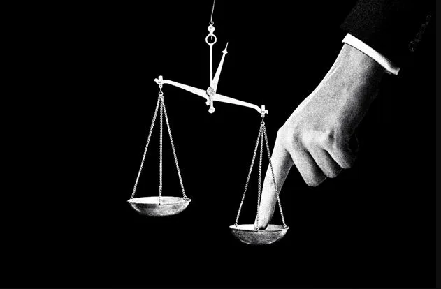 Κομματικό σύστημα αυτοκαταστρεφόμενο: Ανταγωνισμός για τον “αλά καρτ” σεβασμό της Δικαιοσύνης