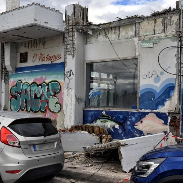 Κόρινθος: Μπαλκόνι κατέρρευσε και σκότωσε μία γυναίκα – Συνελήφθη ο μηχανικός, αναζητείται η&hellip;