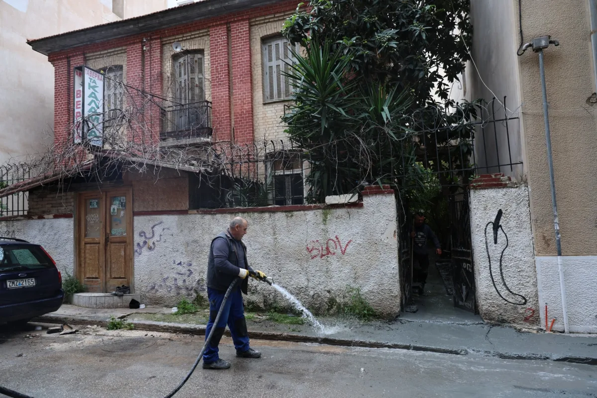 Κυψέλη: Μυστηριώδες υγρό «σαν τσιμέντο» πλημμυρίζει δρόμους – Διακοπές κυκλοφορίας και έρευνα για&hellip;