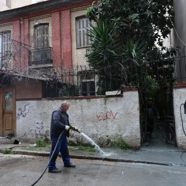 Κυψέλη: Μυστηριώδες υγρό «σαν τσιμέντο» πλημμυρίζει δρόμους – Διακοπές κυκλοφορίας και έρευνα&hellip;