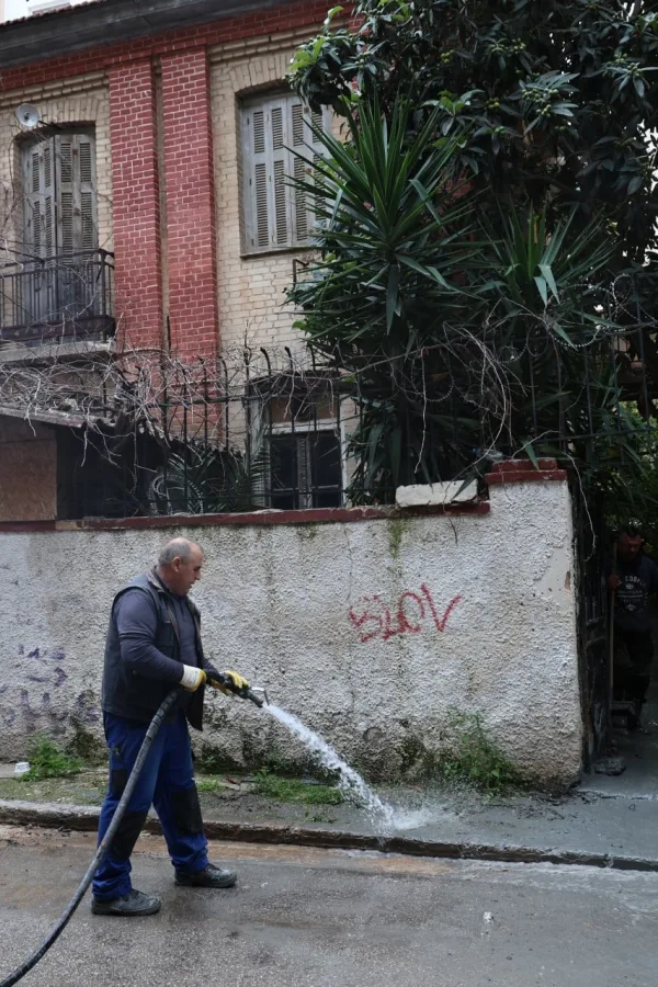 Κυψέλη: Μυστηριώδες υγρό «σαν τσιμέντο» πλημμυρίζει δρόμους – Διακοπές κυκλοφορίας και έρευνα για την προέλευση