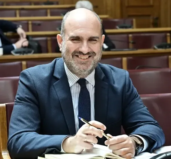 Μαρκόπουλος: «Δεν θα περιφέρω τα πτυχία μου»