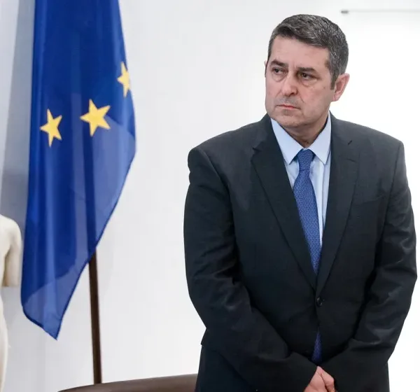 Διασωληνωμένος στη ΜΕΘ ο Γιώργος Μυλωνάκης μετά από λιποθυμικό επεισόδιο στο Μαξίμου