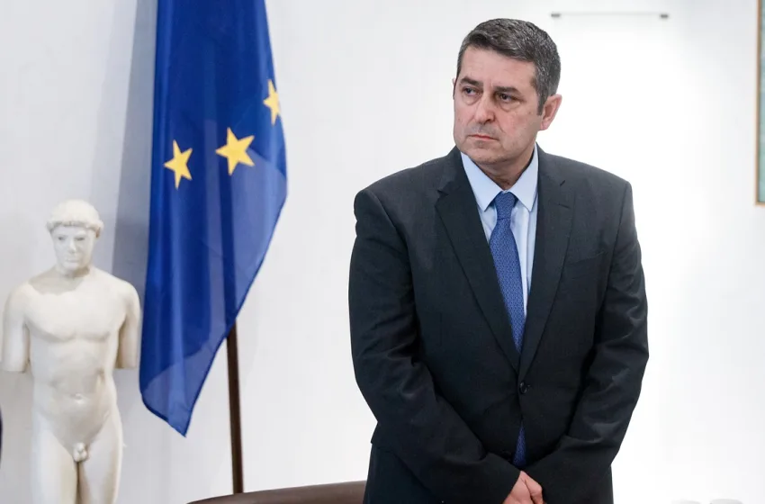 Διασωληνωμένος στη ΜΕΘ ο Γιώργος Μυλωνάκης μετά από λιποθυμικό επεισόδιο στο Μαξίμου