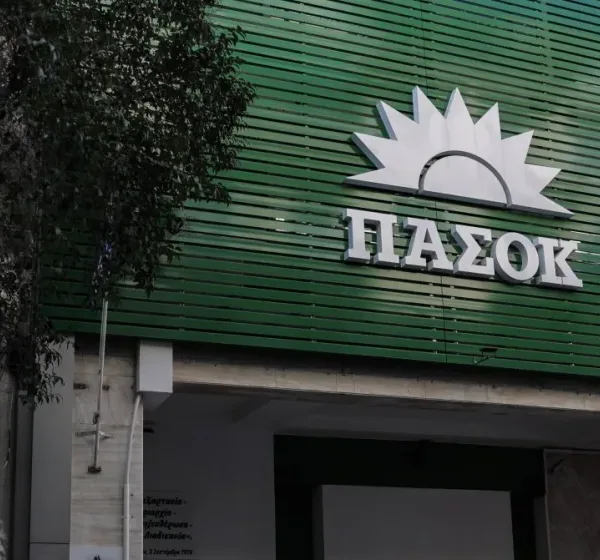 ΠΑΣΟΚ: Καταγγελία για «επιχείρηση χειραγώγησης» μέσω δημοσκοπήσεων και αιχμές για την ΕΛΑΣ