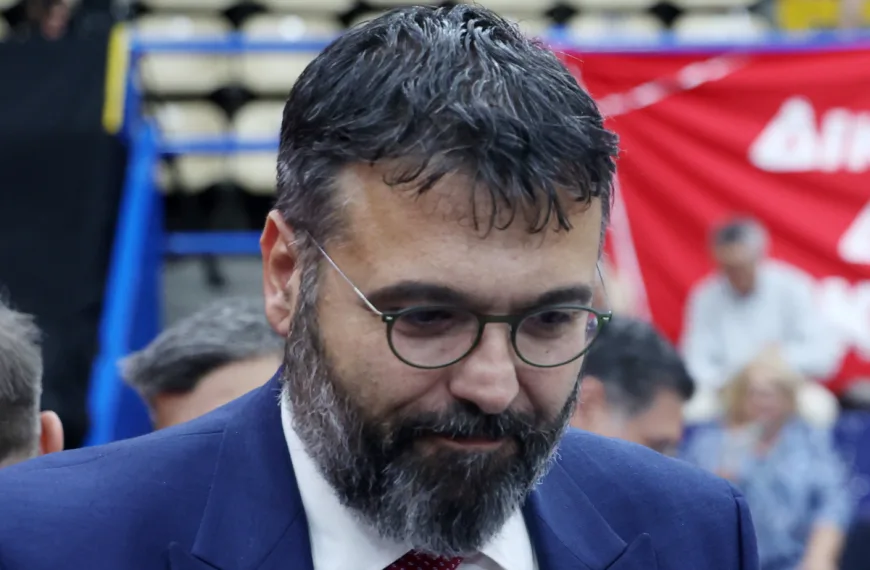 Τι λένε στον ΣΥΡΙΖΑ για τις δηλώσεις Βασιλειάδη- Προεξοφλημένη η διάσπαση στη Νέα Αριστερά- “Δώρο” ΠΑΣΟΚ στη Ν.Δ και εκλογές μέχρι… να σβήσει ο ήλιος