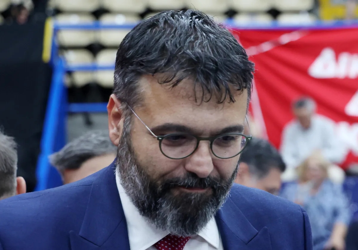 Τι λένε στον ΣΥΡΙΖΑ για τις δηλώσεις Βασιλειάδη- Προεξοφλημένη η διάσπαση στη Νέα Αριστερά- “Δώρο” ΠΑΣΟΚ στη Ν.Δ και εκλογές μέχρι… να σβήσει ο ήλιος