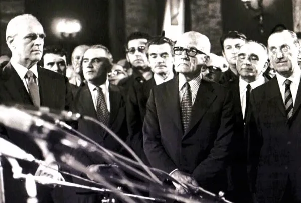 Η επεισοδιακή μετάβαση από τη δικτατορία στη δημοκρατία και το «πραξικόπημα της πιτζάμας»
