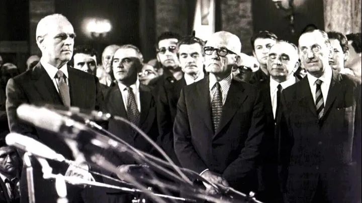Η επεισοδιακή μετάβαση από τη δικτατορία στη δημοκρατία και το «πραξικόπημα της πιτζάμας»