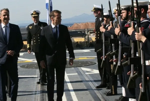 Μητσοτάκης – Μακρόν στον Πειραιά: Συμβολική επίσκεψη στη φρεγάτα «Κίμων»