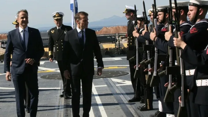 Μητσοτάκης – Μακρόν στον Πειραιά: Συμβολική επίσκεψη στη φρεγάτα «Κίμων»