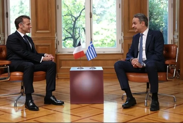 Στο Μέγαρο Μαξίμου ο Μακρόν