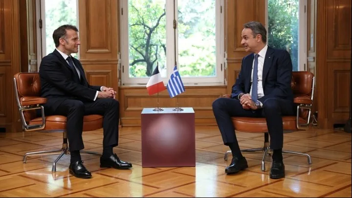 Στο Μέγαρο Μαξίμου ο Μακρόν