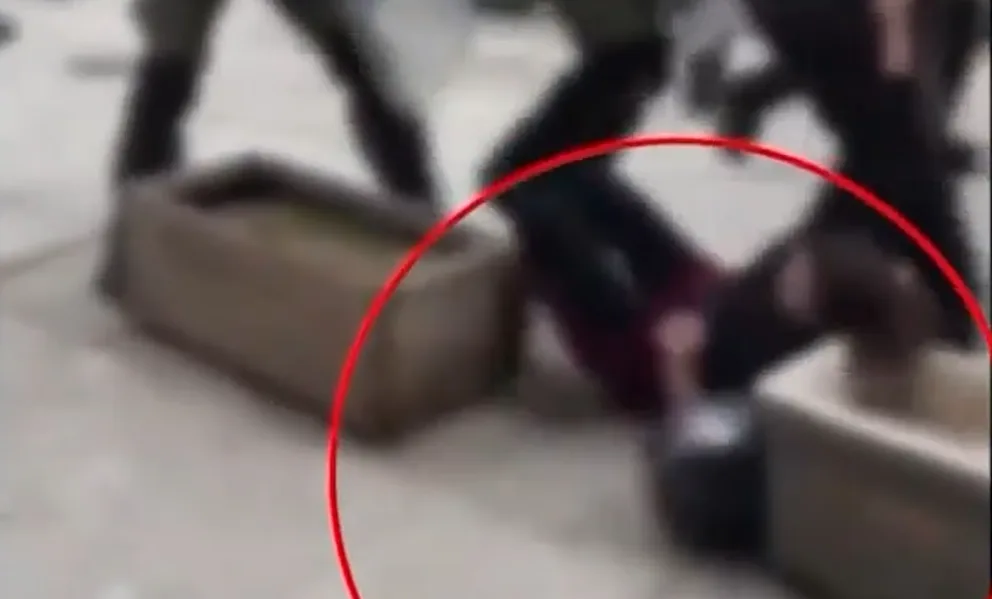 Σε διαθεσιμότητα αστυνομικός των ΜΑΤ μετά από βίαιη επίθεση σε διαδηλώτρια