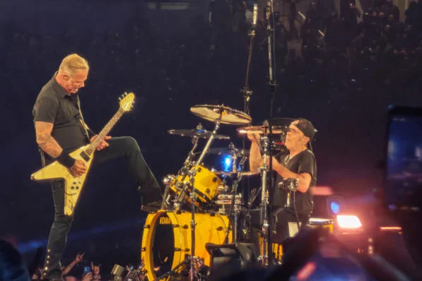 Metallica στο ΟΑΚΑ: 80.000 θεατές, συρτάκι, «Τρύπες» και μια απρόσμενη ελληνική ανάγνωση του heavy metal