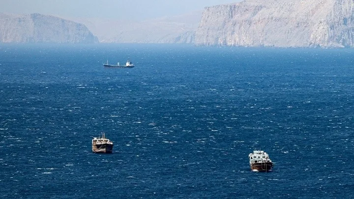 Στενά του Ορμούζ: Απειλές Ιράν για την επιχείρηση «Project Freedom»