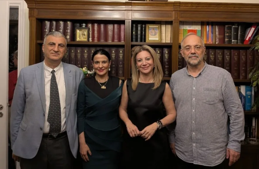 Frankfurter Rundschau: Η Μαρία Καρυστιανού και η πολιτική ρευστότητα στην Ελλάδα ανοίγουν&hellip;