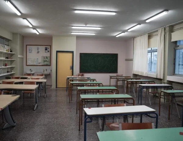 Σχολεία: Πότε κλείνουν, πότε ξεκινούν οι εξετάσεις και οι Πανελλαδικές 2026
