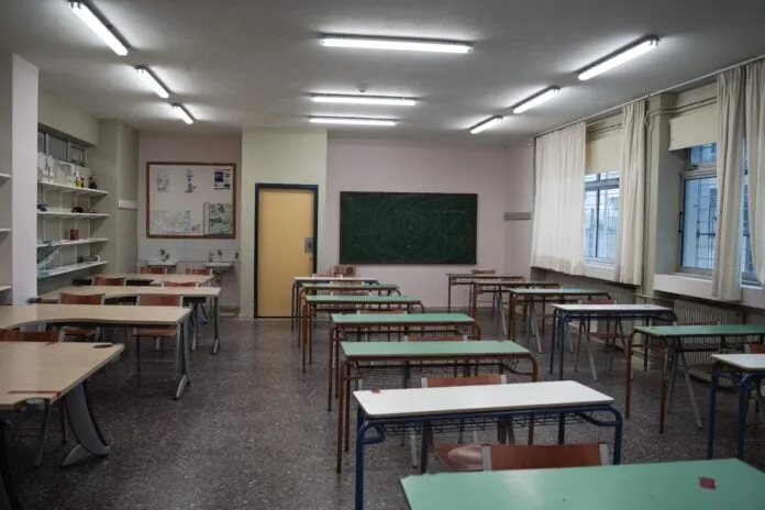 Σχολεία: Πότε κλείνουν, πότε ξεκινούν οι εξετάσεις και οι Πανελλαδικές 2026
