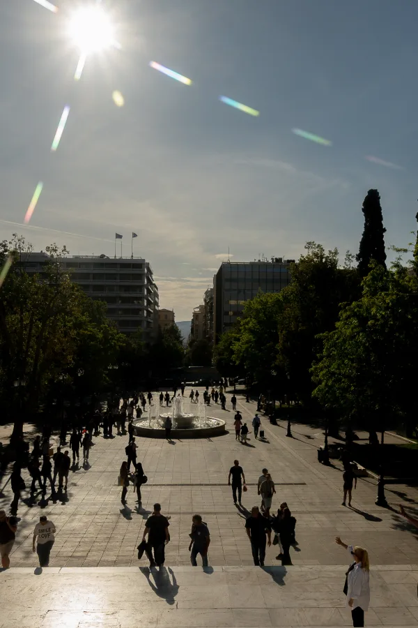 Ανάλυση / Η δυσπιστία της κοινής γνώμης και το ρήγμα εμπιστοσύνης στο πολιτικό αφήγημα