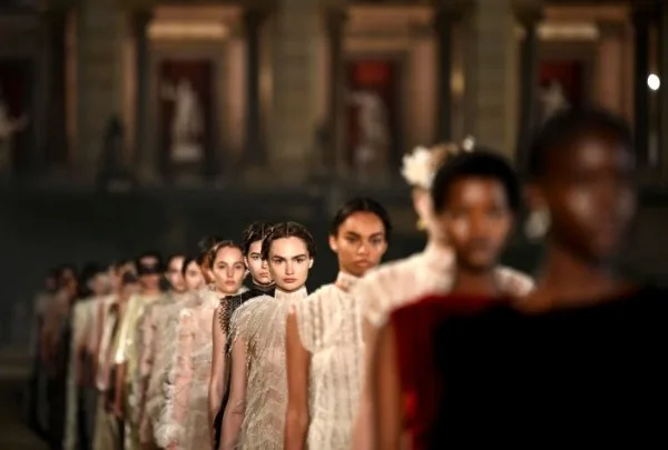 Dior Ναντζίνγκ: Η εντυπωσιακή μπουτίκ-τούρτα για τη συλλογή Φθινόπωρο 2026 στην Κίνα