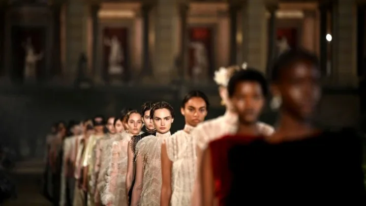 Dior Ναντζίνγκ: Η εντυπωσιακή μπουτίκ-τούρτα για τη συλλογή Φθινόπωρο 2026 στην Κίνα