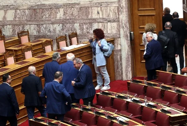 Υποκλοπές: Αποχώρησαν ΠΑΣΟΚ, ΣΥΡΙΖΑ και ΚΚΕ – Σφοδρή σύγκρουση για την Εξεταστική και το όριο των 151 ψήφων