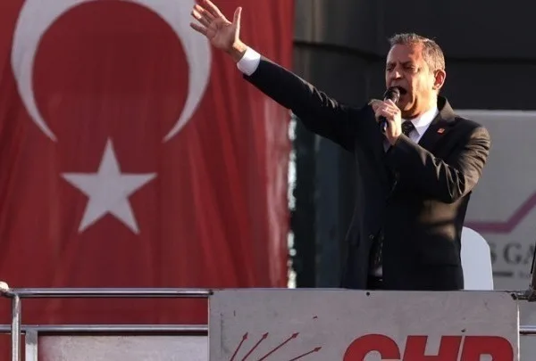 Χάος στο CHP μετά την αποπομπή Οζγκιούρ Οζέλ – Συγκρούσεις υποστηρικτών, αστυνομική επέμβαση και παρέμβαση Ιμάμογλου