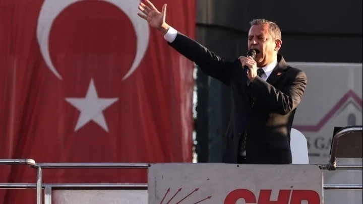 Χάος στο CHP μετά την αποπομπή Οζγκιούρ Οζέλ – Συγκρούσεις υποστηρικτών, αστυνομική επέμβαση και παρέμβαση Ιμάμογλου