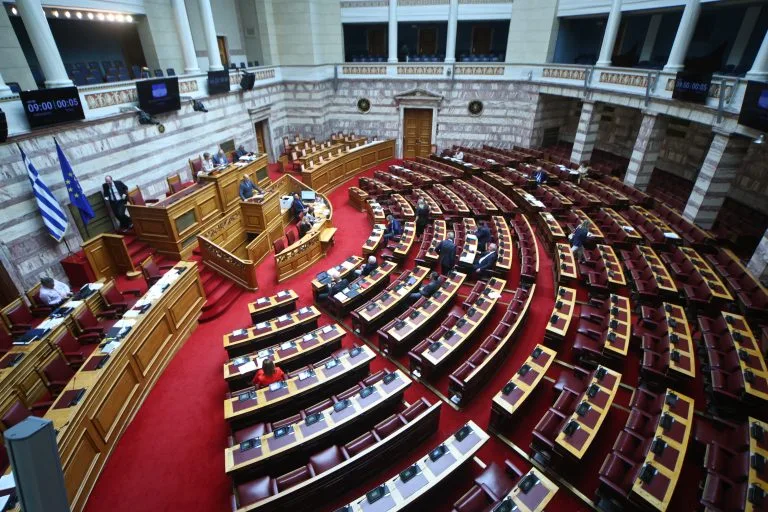 Ρύθμιση για τα κόκκινα δάνεια: Μειωμένες δόσεις για 100.000 δανειολήπτες του νόμου Κατσέλη μετά την ψήφιση του νομοσχεδίου