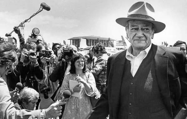 Τζον Γουέιν: Η πολιτική διαδρομή, οι ακροδεξιές δηλώσεις&hellip;