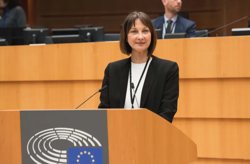 Έλενα Κουντουρά στο AnatropiNews: Η Ευρώπη χρειάζεται κανόνες για την Τεχνητή Νοημοσύνη, όχι απορρύθμιση